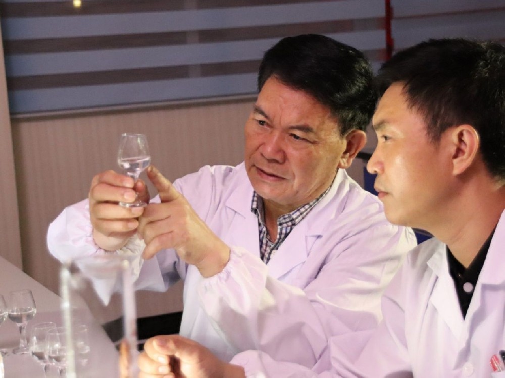好地出好酒，父?jìng)髯泳茦I(yè)的醬酒之道