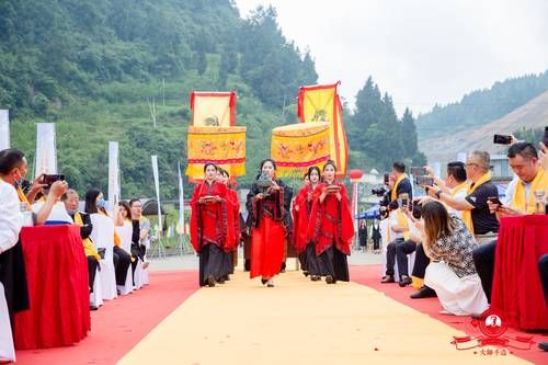 父傳子酒業(yè)習(xí)水二郎萬噸制曲廠正式投產(chǎn)暨祈福大典